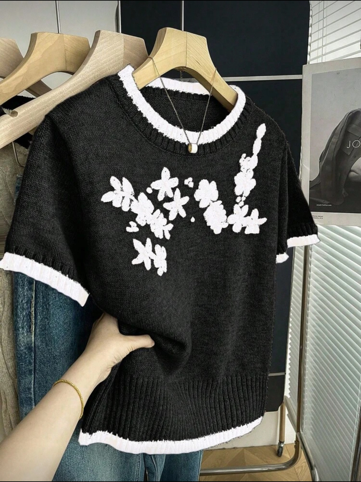 بلوزة تريكو صيفي بنقشة ورد أنيقة